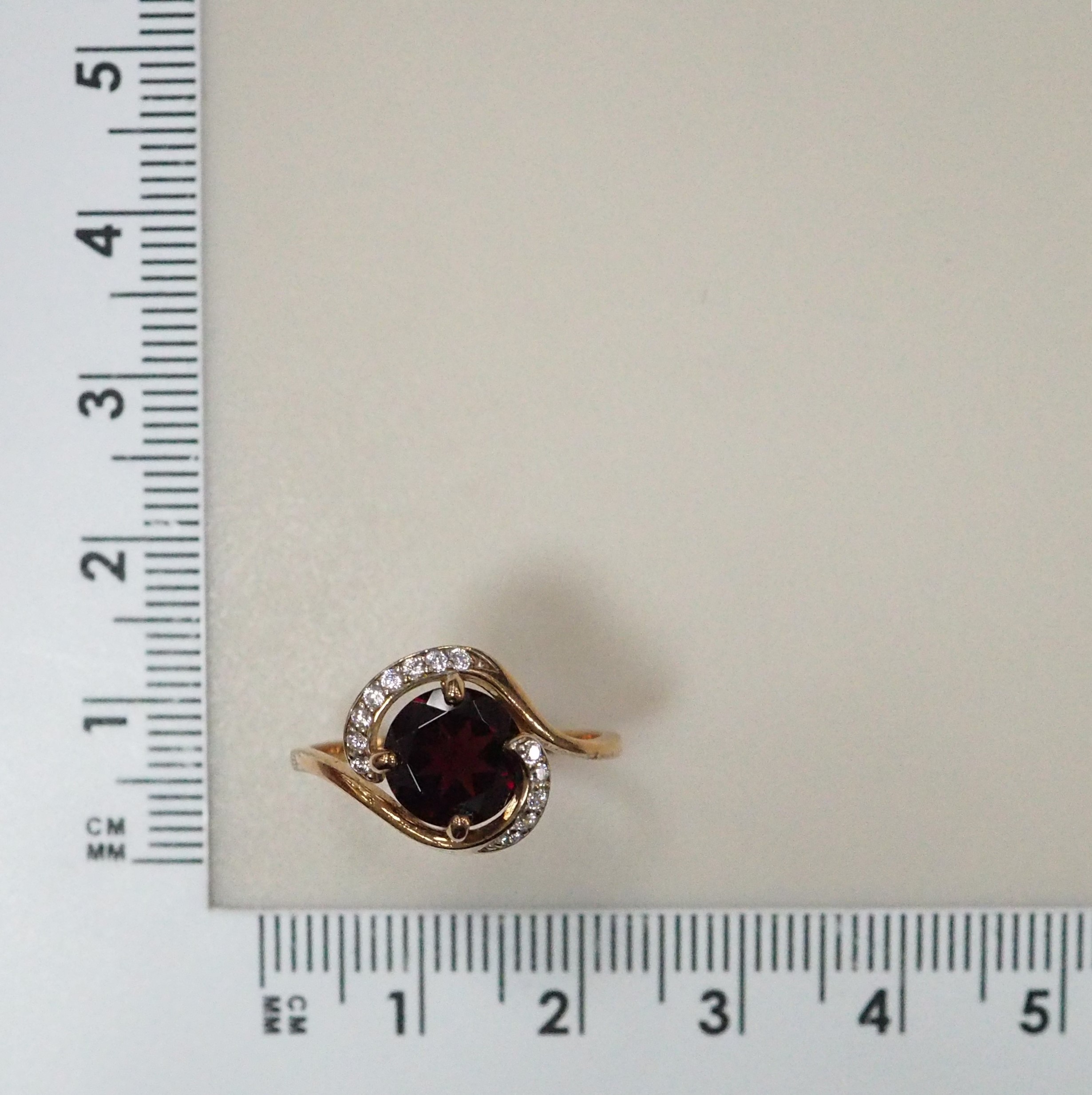 Серебряное кольцо 925 пробы; вставки 1 Гранат; 13 Фианит бесцв.;